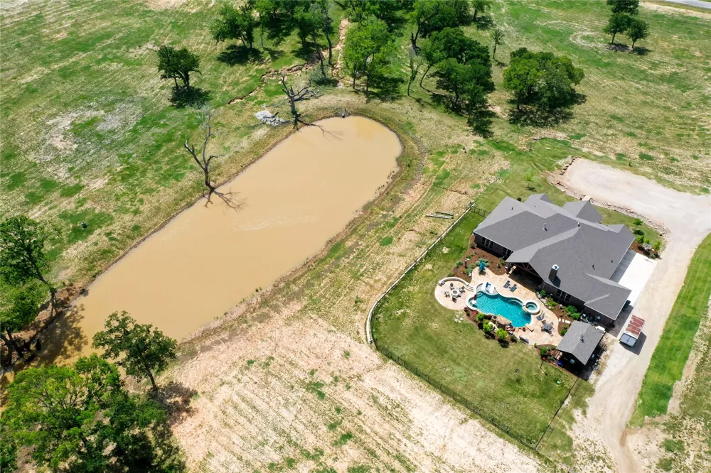 1466 County Road 1270 Alvord, TX 76225