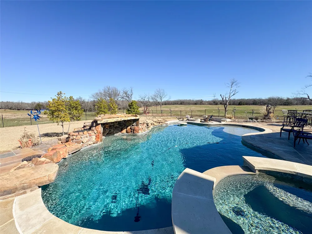 1466 County Road 1270 Alvord, TX 76225