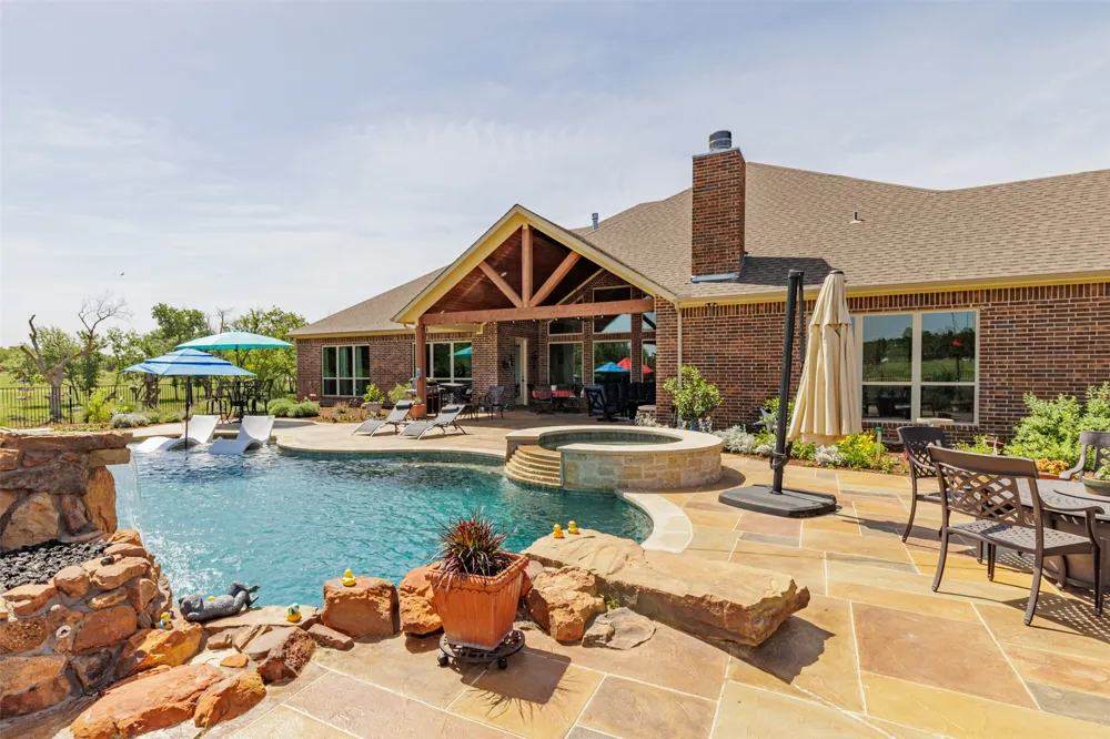 1466 County Road 1270 Alvord, TX 76225