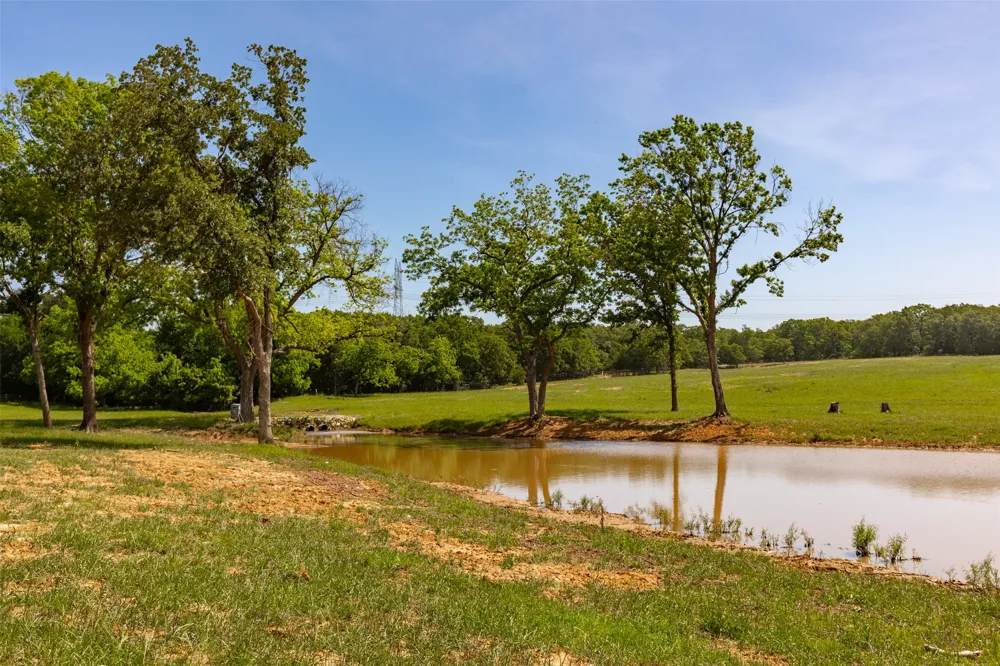 1466 County Road 1270 Alvord, TX 76225