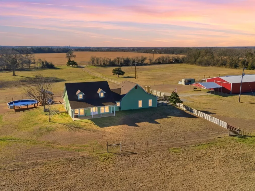 643 CR 2992 Windom, TX 75492