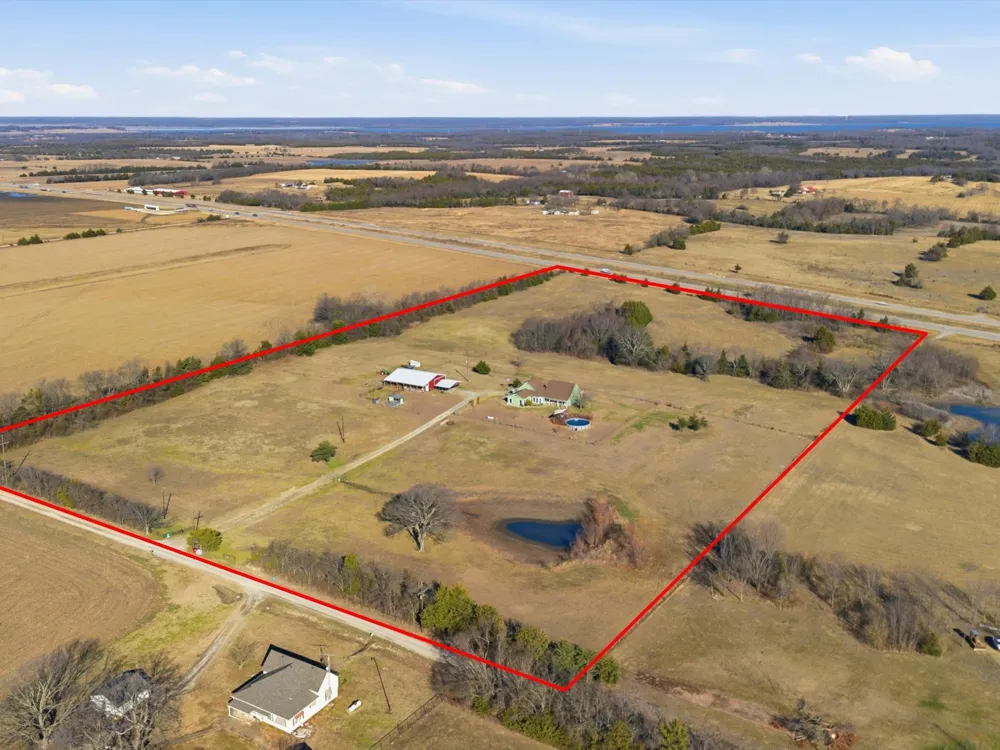 643 CR 2992 Windom, TX 75492