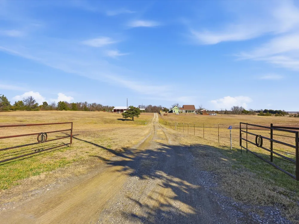 643 CR 2992 Windom, TX 75492