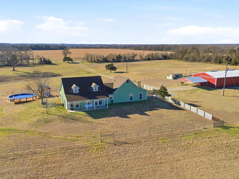 643 CR 2992 Windom, TX 75492