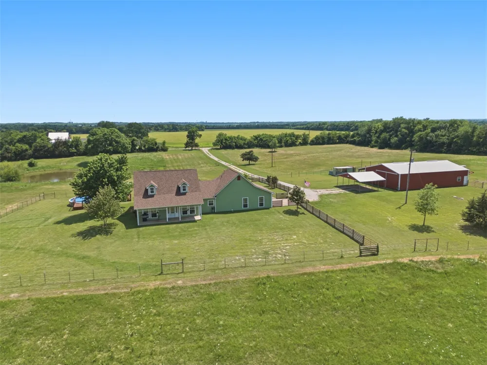 643 CR 2992 Windom, TX 75492