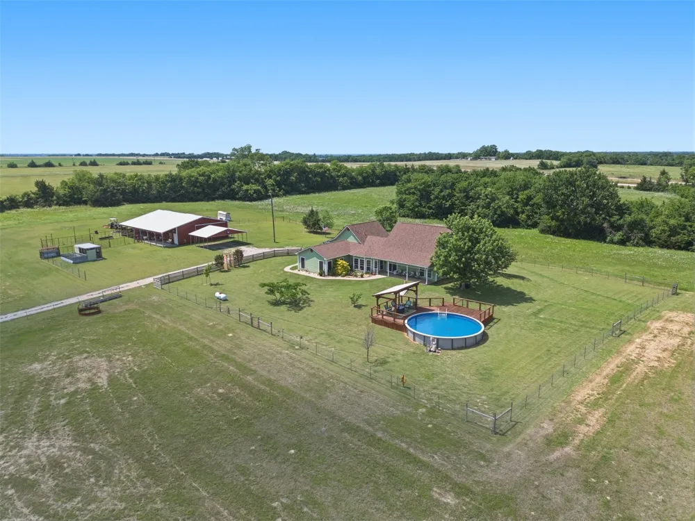 643 CR 2992 Windom, TX 75492
