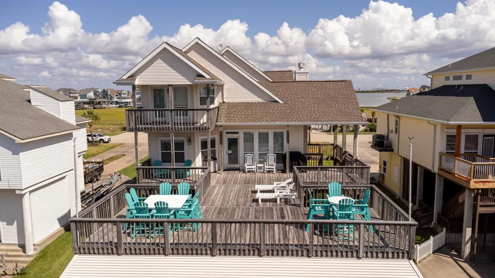 925 Tiki Drive Tiki Island, TX 77554