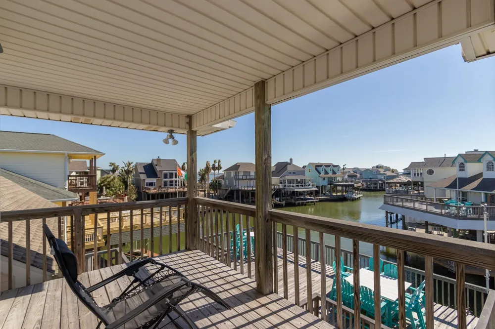 925 Tiki Drive Tiki Island, TX 77554