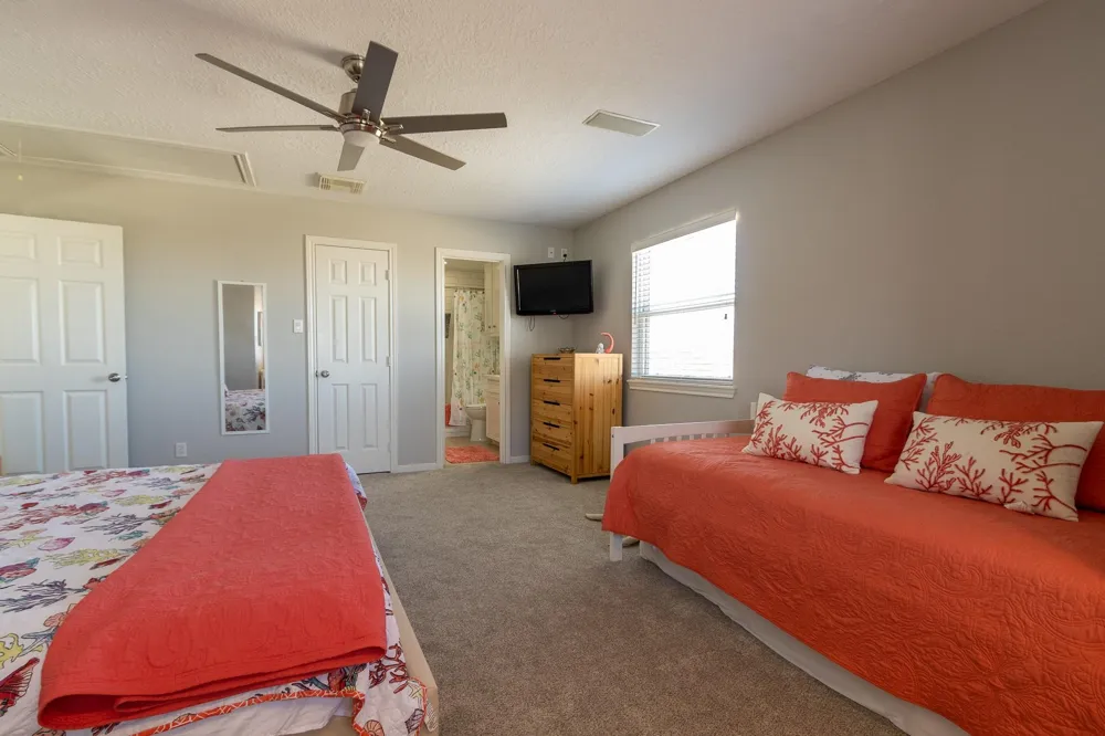 925 Tiki Drive Tiki Island, TX 77554