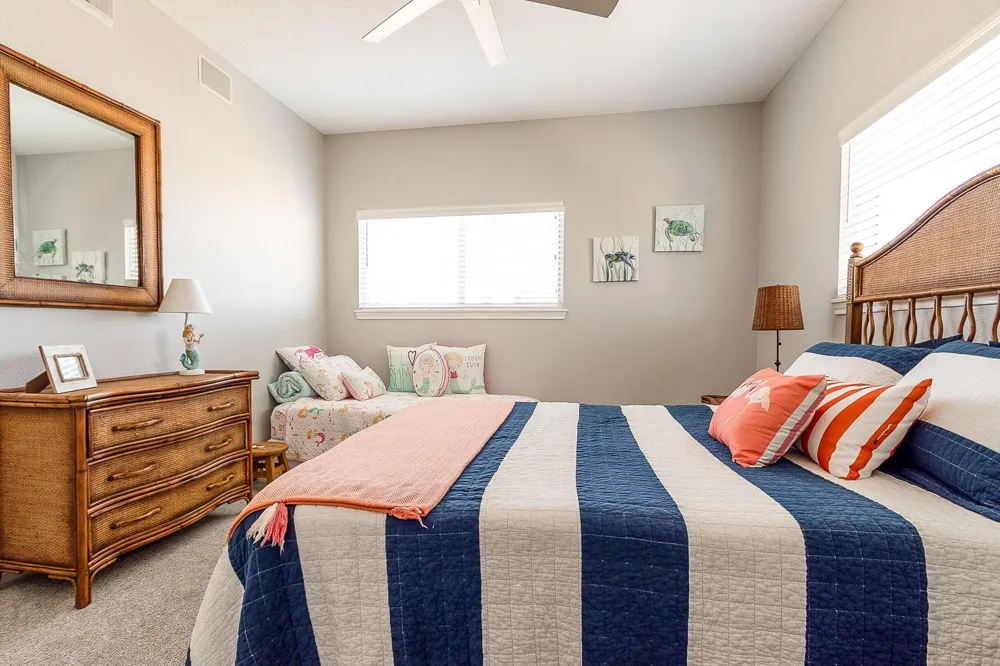 925 Tiki Drive Tiki Island, TX 77554