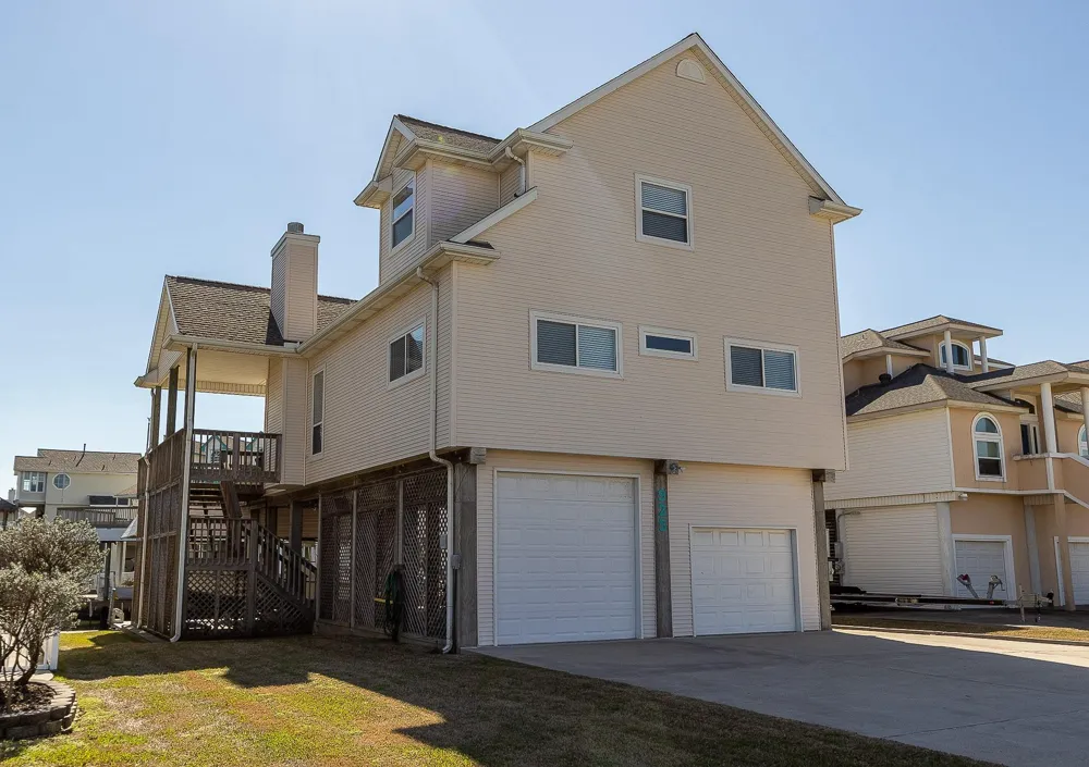 925 Tiki Drive Tiki Island, TX 77554