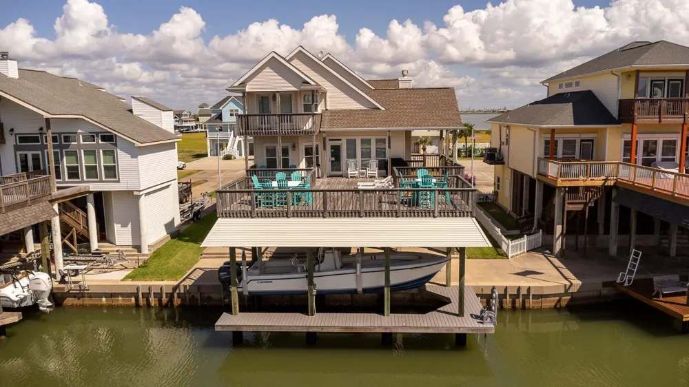 925 Tiki Drive Tiki Island, TX 77554