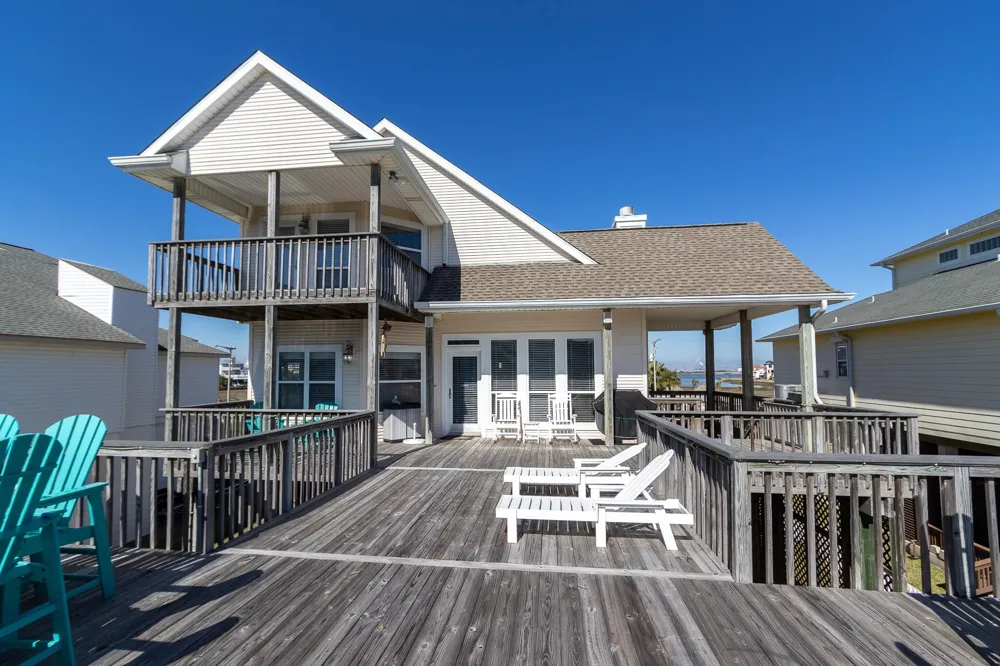 925 Tiki Drive Tiki Island, TX 77554