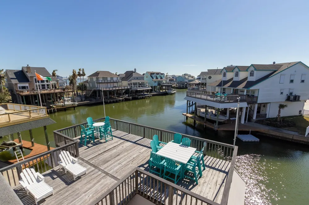 925 Tiki Drive Tiki Island, TX 77554