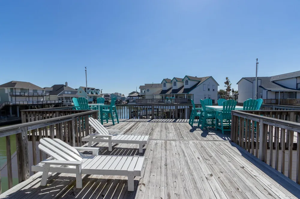 925 Tiki Drive Tiki Island, TX 77554