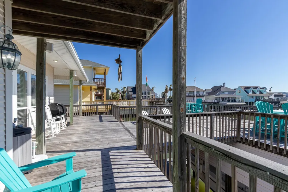 925 Tiki Drive Tiki Island, TX 77554