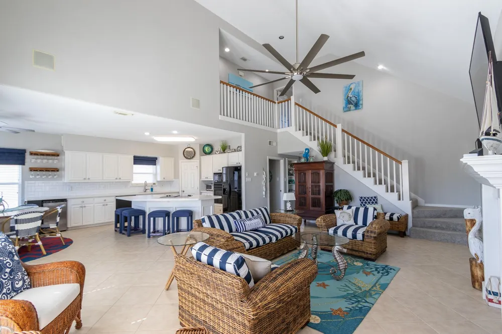 925 Tiki Drive Tiki Island, TX 77554