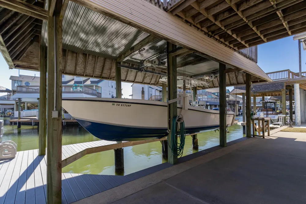 925 Tiki Drive Tiki Island, TX 77554