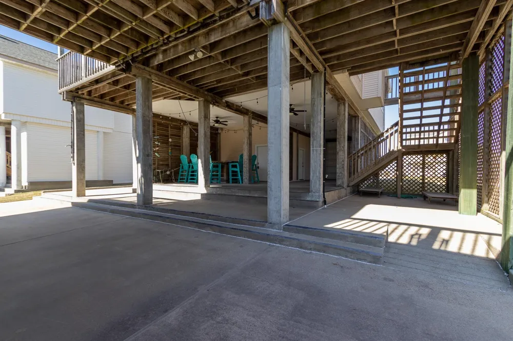 925 Tiki Drive Tiki Island, TX 77554