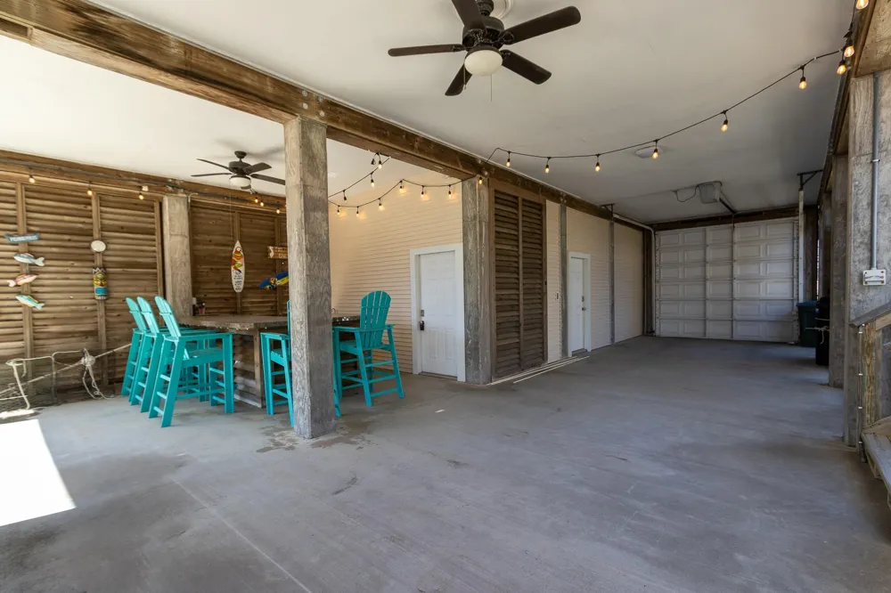 925 Tiki Drive Tiki Island, TX 77554