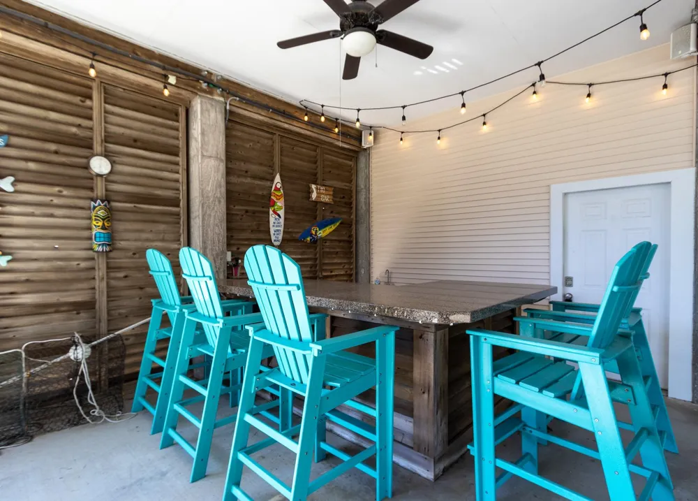 925 Tiki Drive Tiki Island, TX 77554