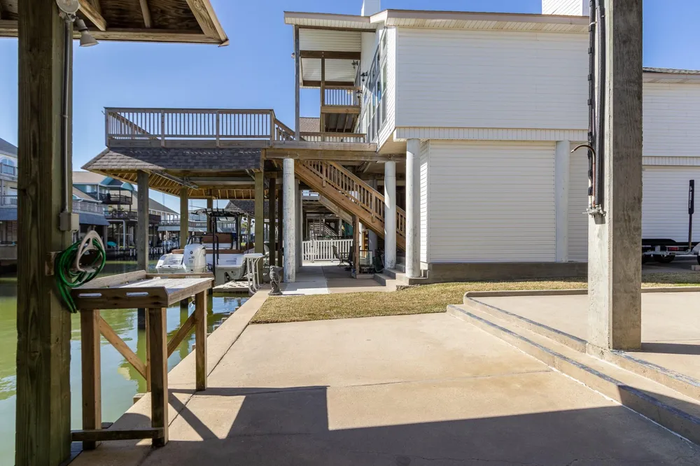 925 Tiki Drive Tiki Island, TX 77554