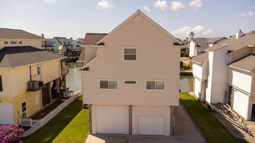 925 Tiki Drive Tiki Island, TX 77554