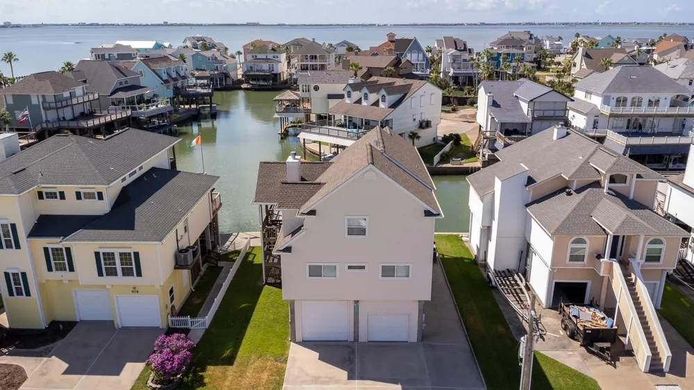 925 Tiki Drive Tiki Island, TX 77554