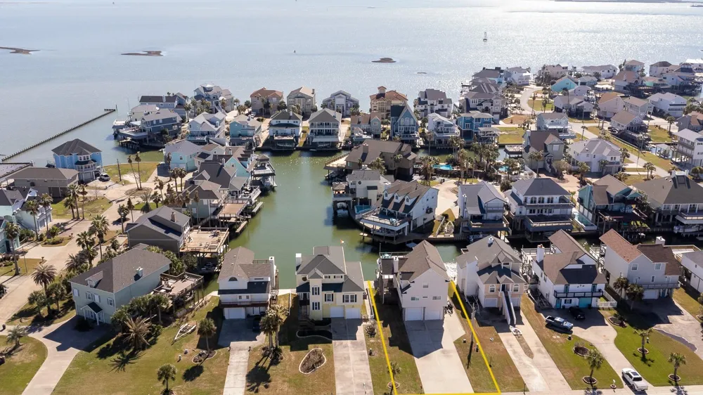 925 Tiki Drive Tiki Island, TX 77554