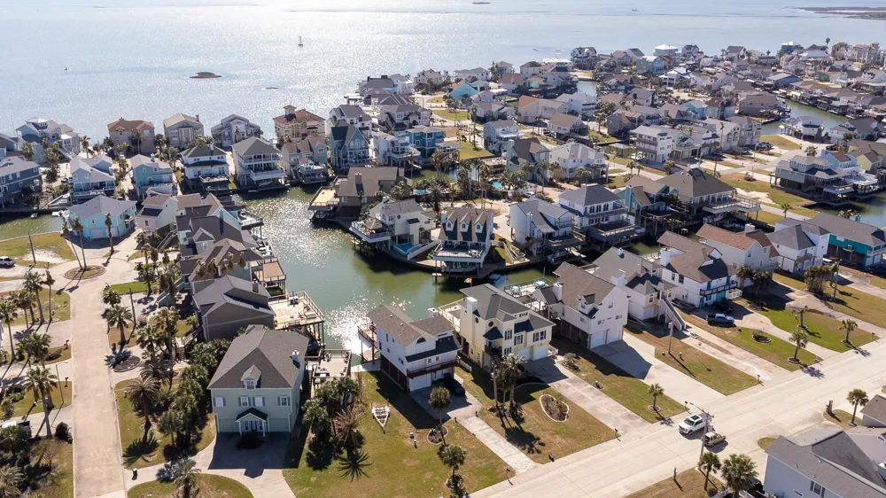 925 Tiki Drive Tiki Island, TX 77554
