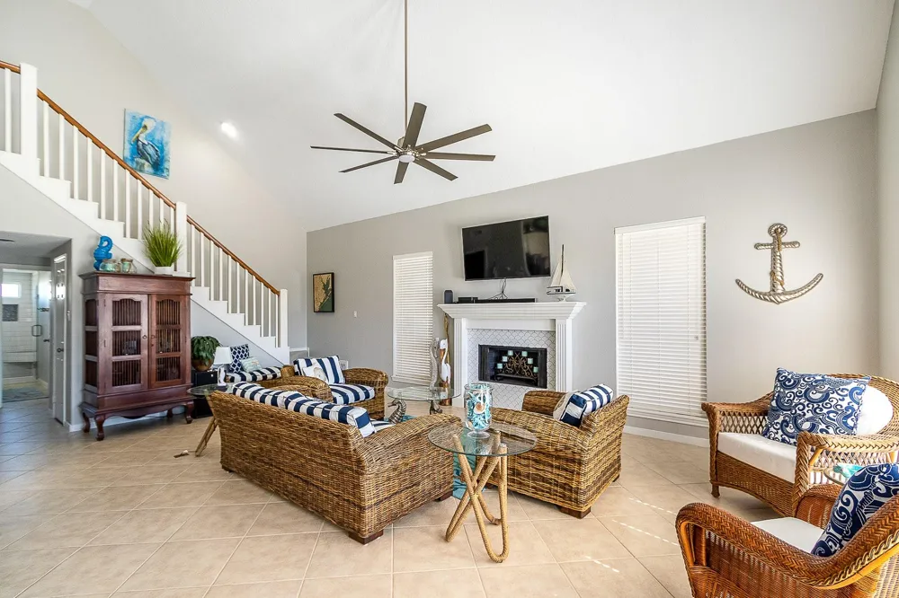 925 Tiki Drive Tiki Island, TX 77554