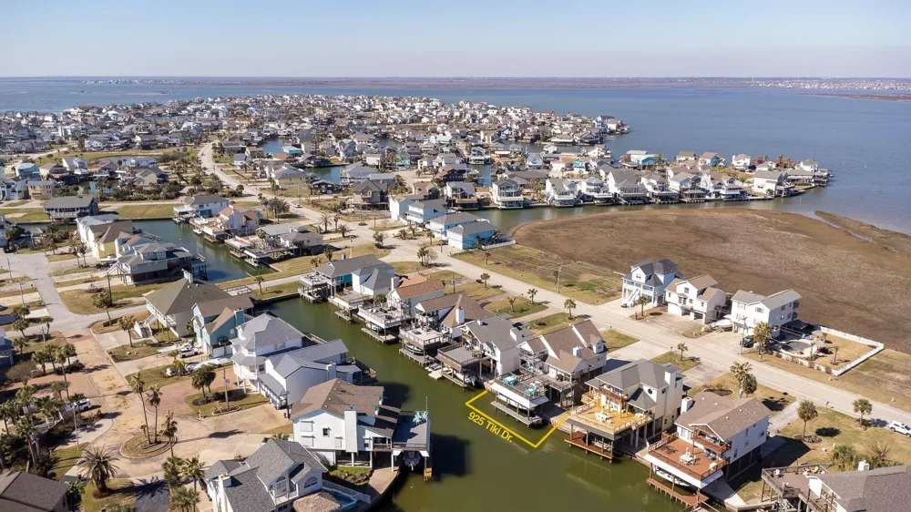 925 Tiki Drive Tiki Island, TX 77554