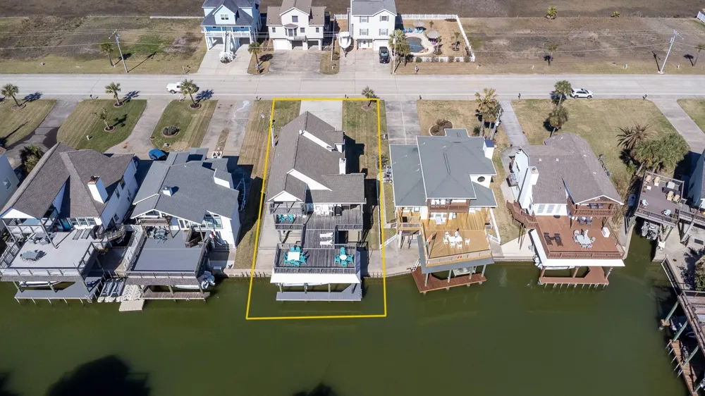 925 Tiki Drive Tiki Island, TX 77554