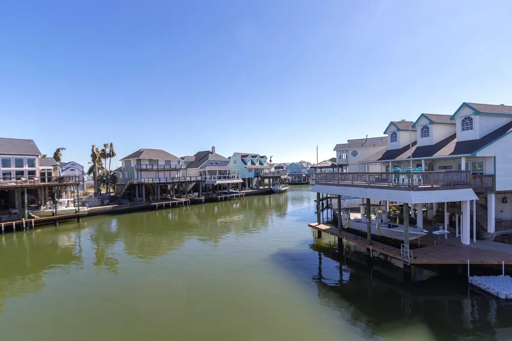 925 Tiki Drive Tiki Island, TX 77554