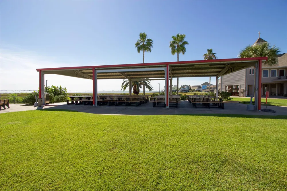 925 Tiki Drive Tiki Island, TX 77554
