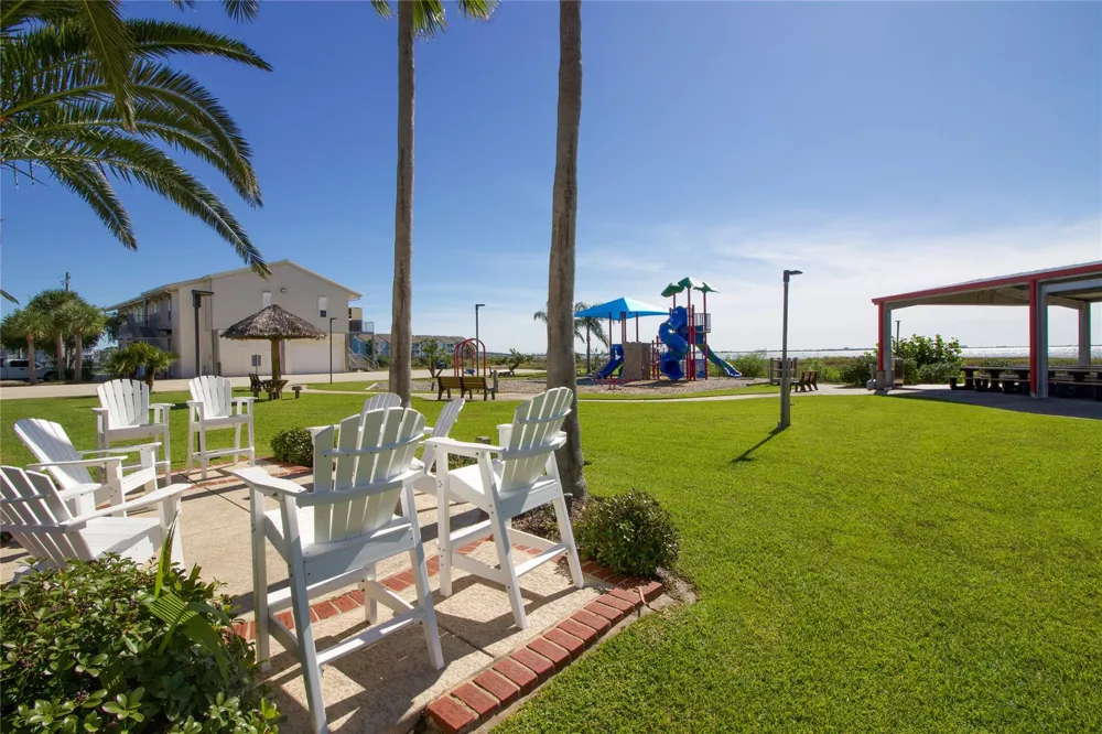 925 Tiki Drive Tiki Island, TX 77554