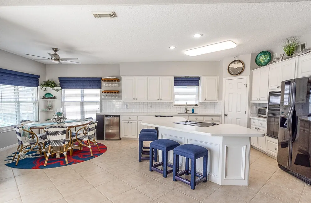 925 Tiki Drive Tiki Island, TX 77554