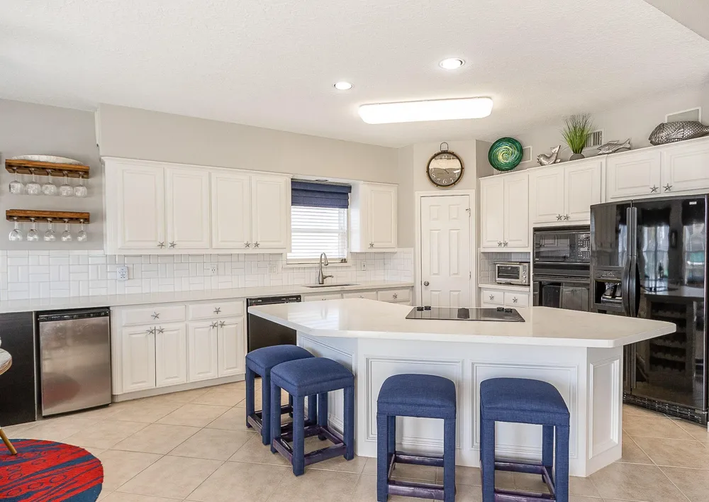 925 Tiki Drive Tiki Island, TX 77554