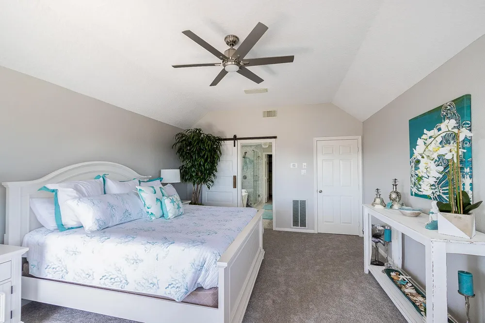 925 Tiki Drive Tiki Island, TX 77554