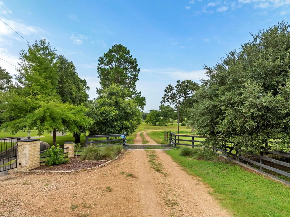 202 Blackberry Lane Washington, TX 77880