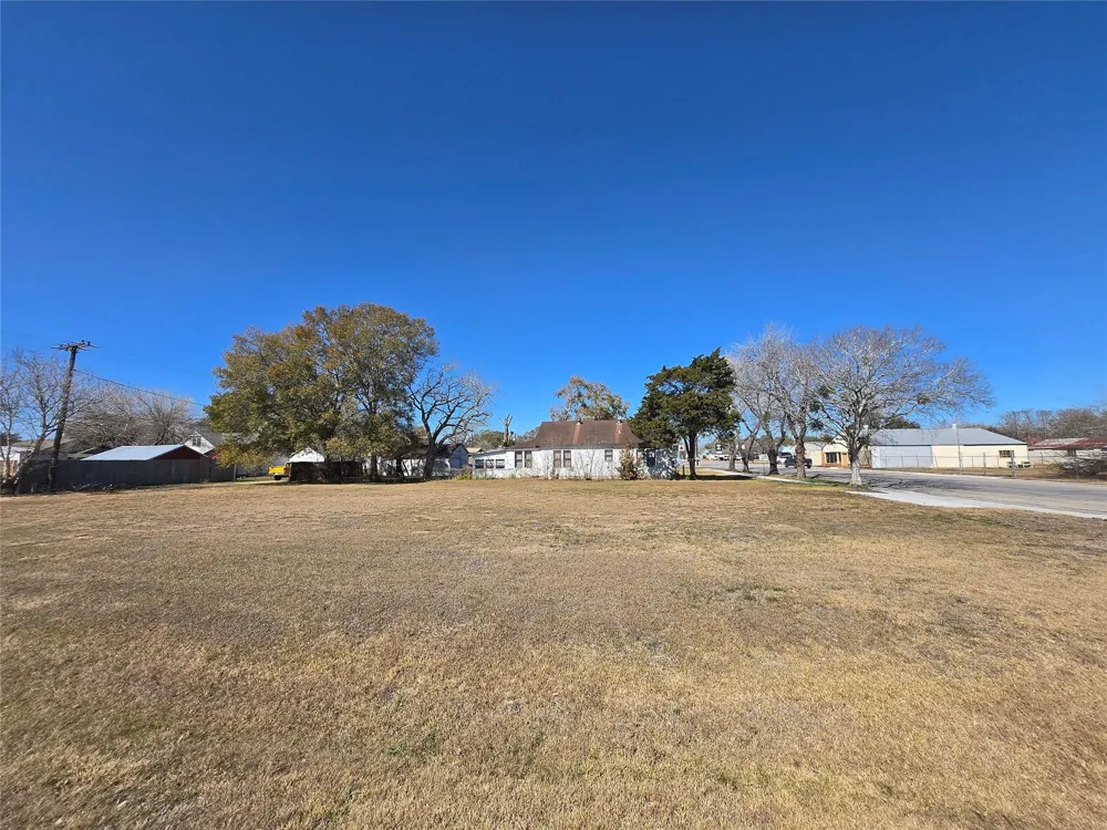 612 S Mechanic Street El Campo, TX 77437
