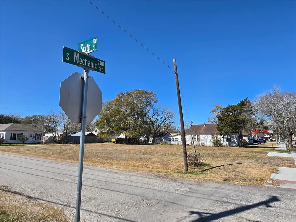 612 S Mechanic Street El Campo, TX 77437