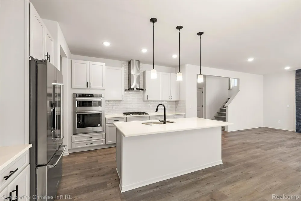 2436 Parkshore Drive Commerce Charter Township, MI 48382