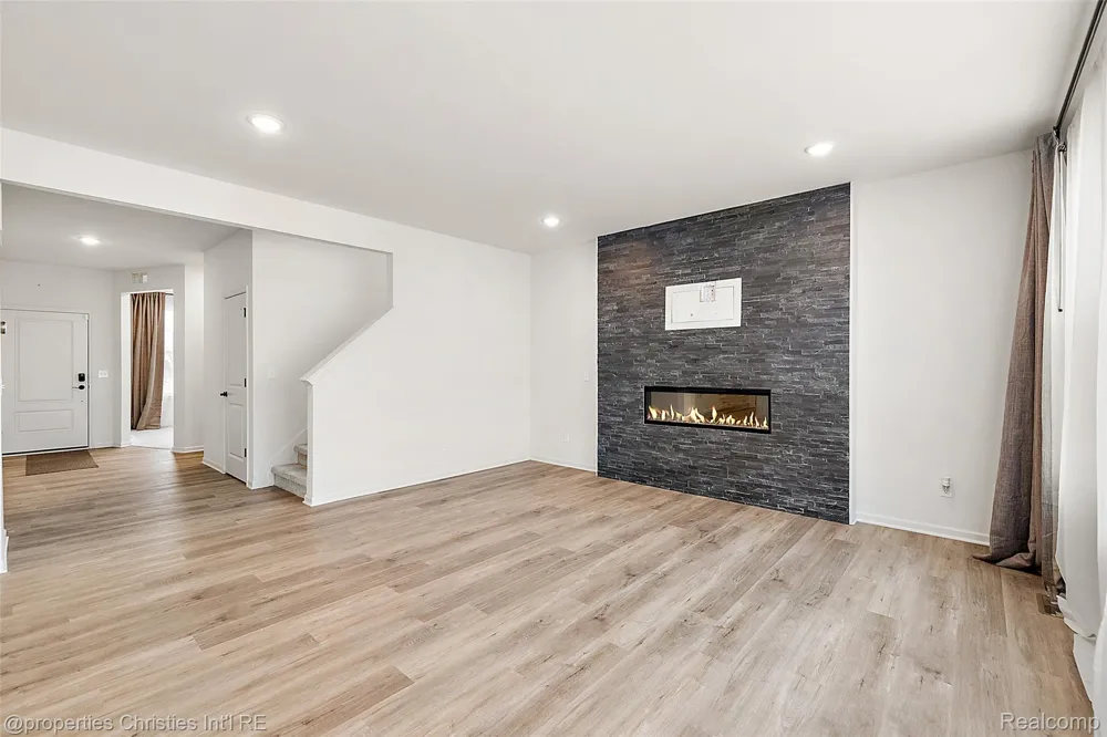 2436 Parkshore Drive Commerce Charter Township, MI 48382