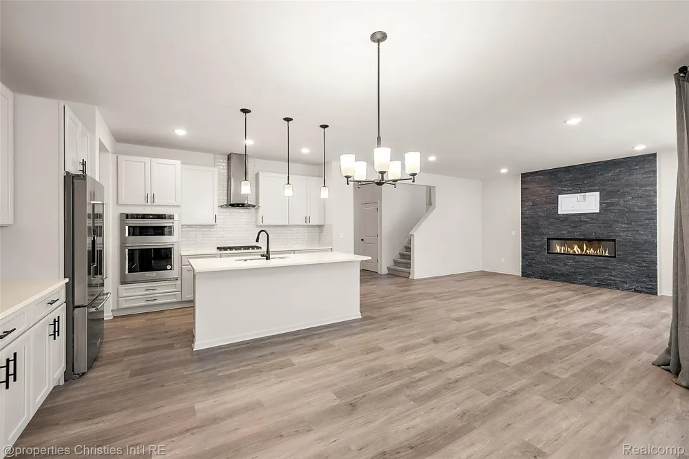 2436 Parkshore Drive Commerce Charter Township, MI 48382