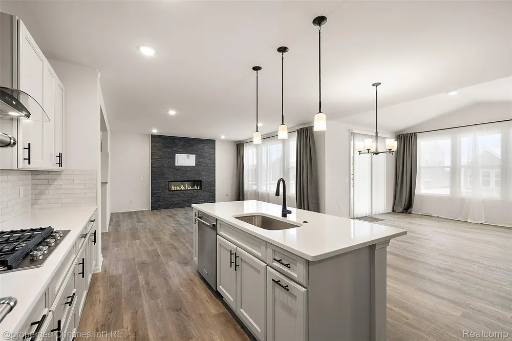 2436 Parkshore Drive Commerce Charter Township, MI 48382