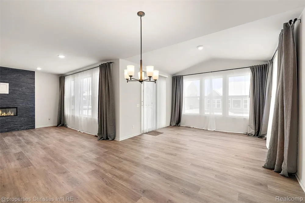 2436 Parkshore Drive Commerce Charter Township, MI 48382