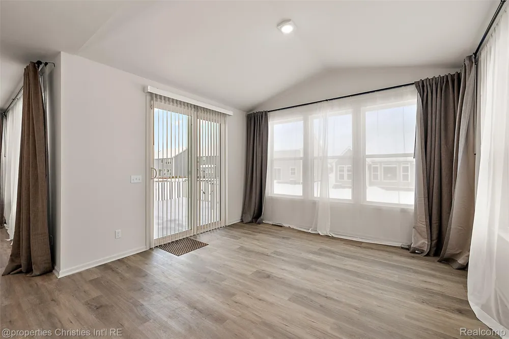 2436 Parkshore Drive Commerce Charter Township, MI 48382