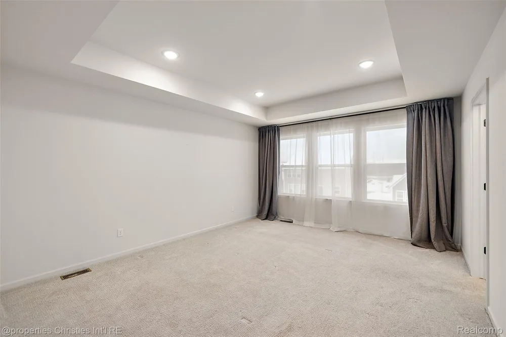 2436 Parkshore Drive Commerce Charter Township, MI 48382