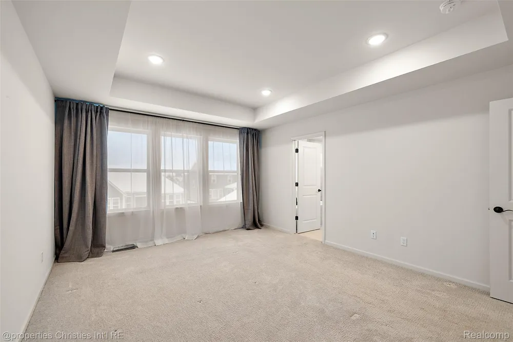 2436 Parkshore Drive Commerce Charter Township, MI 48382